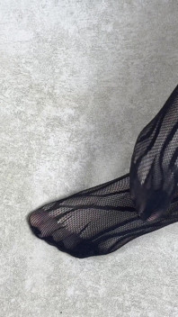 A mi novia le encanta acariciar sus piernas en pantimedias negras y hacer paja