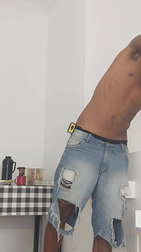 Un bricoleur à grosse bite noire baise son trou du cul de MILF
