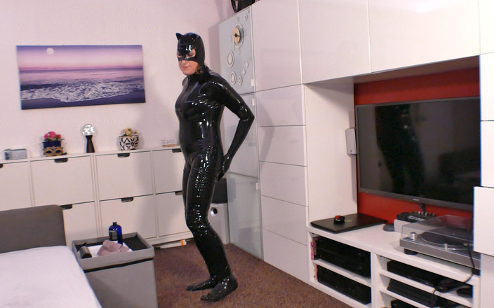 Spike Essex: Английская милфа Лиза - сияет моим латексным комбинезоном