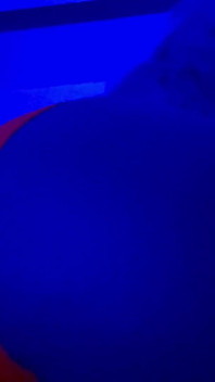 Mein neon-höschen ist das einzige zwischen dir und meinen explosiven furzen