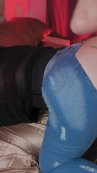 Zerrissene jeans Analhure - riesiger schwanz reißt fetten arsch und behaarte fotze auf und bedeckt es dann mit sperma