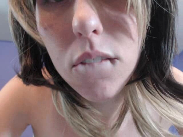 Brooke Dillinger: V54 cv focus sulle labbra e si masturba