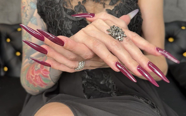 Julia domaina: Kuku panjang ungu gelap, cakar, jari fleksibel panjang dan pakaian...