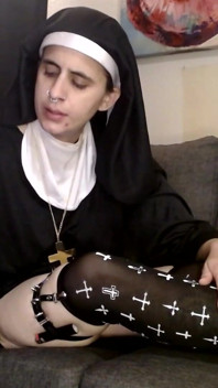 Sexy jeptiška kouří podvazky v punčochách