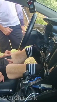 通りすがりの上司が車を運転しながらトランスセクシャルのシシーなフェムボーイとセックスし、彼女のストッキングに精液を噴きかけました。