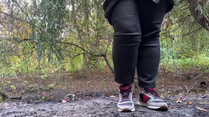 Elena: Milf vestida com calças mijando ao ar livre