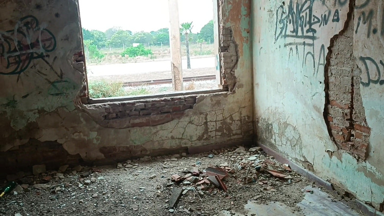 Karely Ruiz: 버려진 역에서 따먹히는 인도 소녀