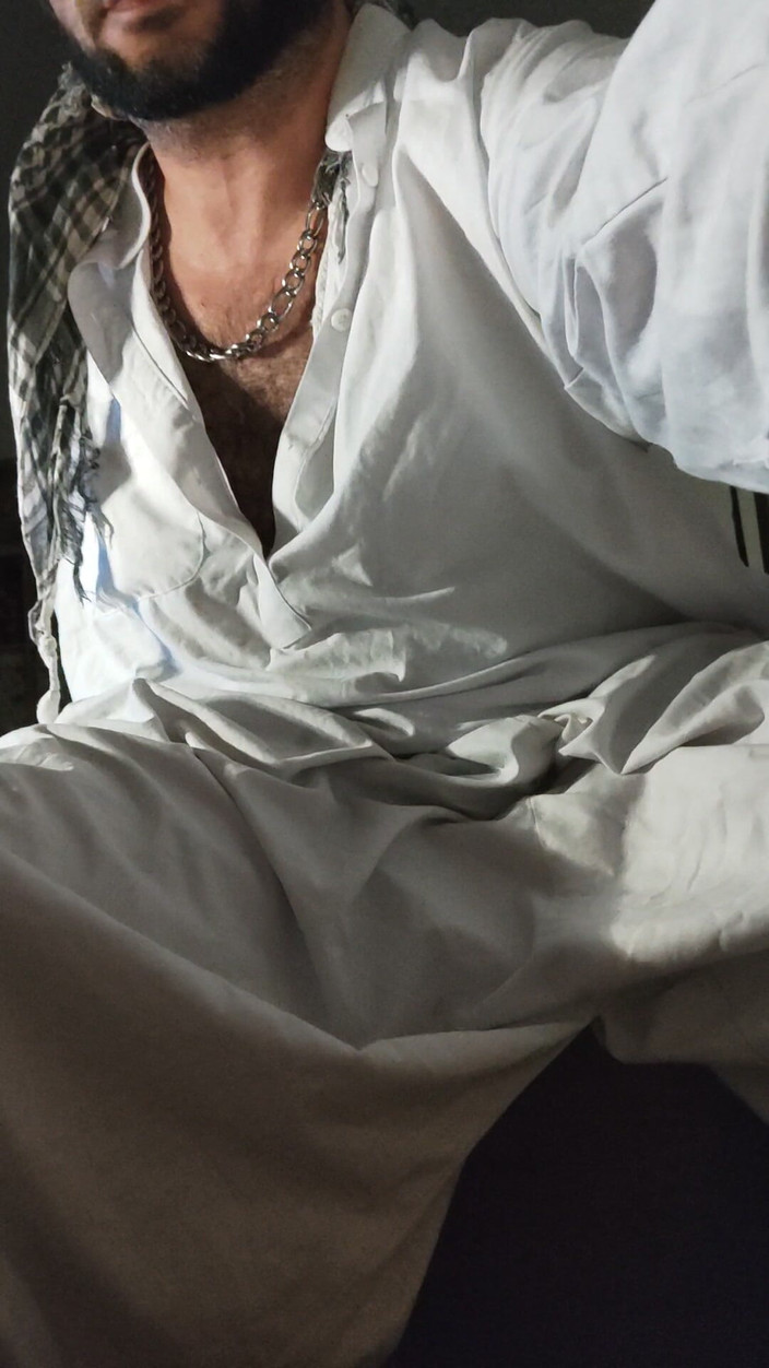 SmokedAlloy2: Dirtyjunkbro vestido con ropa afgana, calcetines de cubierta orinando y...