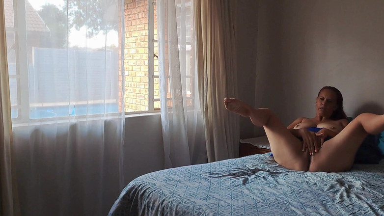 Exotic Tracy: Aldatan Evli Kadın Mastürbasyon Yaparken Yakalandı! Kocası Işteyken Havuz Çocuğuyla Sikişiyor