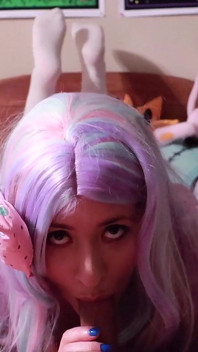 La pequeña señorita cupcake chupa una jugosa polla