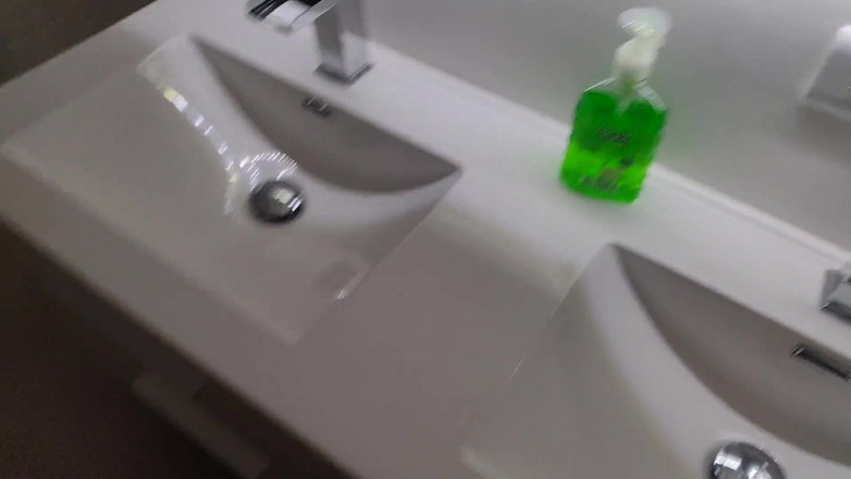 Icyhot707: İş yerinde banyoda banyo yapmadan önce boşalıyorum