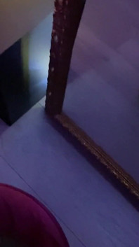 Nimfomană într-o fustă scurtă suge pula și se fute