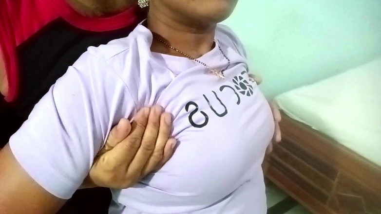 Popmini: Pacar seksi India romantis penuh gairah di kaos