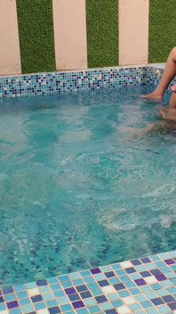 Komal masuk ke kolam renang untuk pertama kalinya, si devar ini dientot dari belakang dan ngentot habis-habisan sampai matanya merem melorot