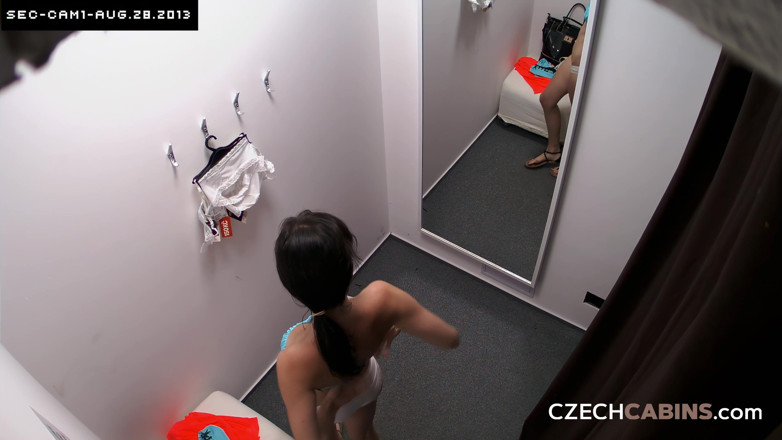 Czech Cabins: Czech Cabins 73: Sweet MILF Chick - Naughty Solo Strip para a...