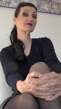 Adoră-mi mâinile frumoase și joacă-te cu tine! Doamna Victoria Valente
