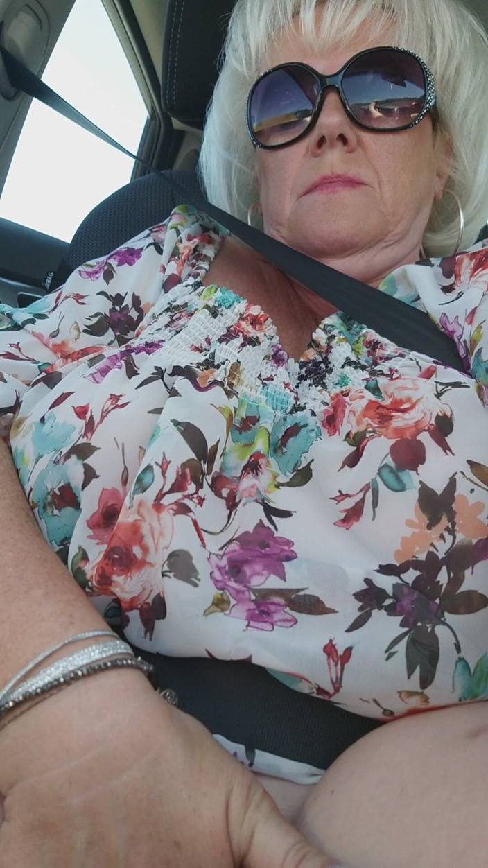 EroticOnlyClips: Si blonde matang menjolok pepek berdenyut dalam kereta awam menunggang