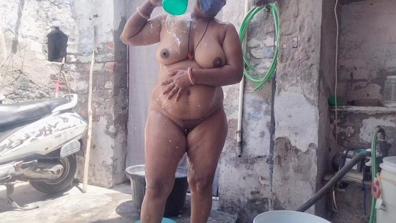 Yourgeeta8899: Sexy video indické Bhabhi při koupání