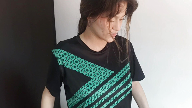 Natasxha: 我的继妹来我家和我住在一起,我最后狠狠地操她,直到我在她体内射精