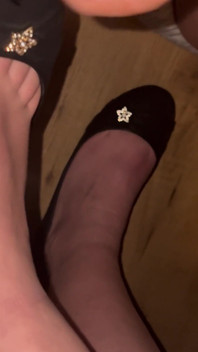 Mon mari a profité de mes pieds dans de jolies chaussures