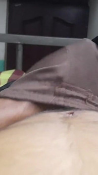 Sexy kluk se šesti baleními masturbuje v místnosti