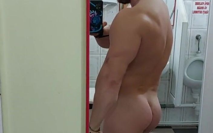 Michael Ragnar: 屈曲筋肉エクストラvids裸nジム屈曲nミラーとトレーニング後の裸の写真