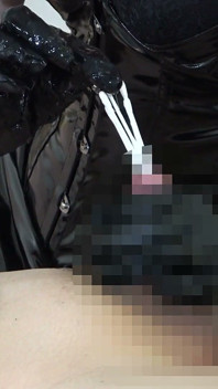 การฝึกขยายท่อปัสสาวะแบบบูกี้: มิสเทรสทําให้บูจี้หนาขึ้นเรื่อย ๆ เพื่อปรับแก้ท่อปัสสาวะของผู้ชายที่ชอบความเจ็บปวด