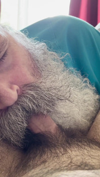 Hobo-opa lutscht haarigen schwanz von jungem.