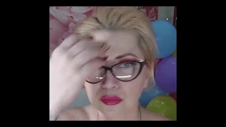 AimeeParadise: Dildoing dojrzałej suki na tle kolorowych balonów