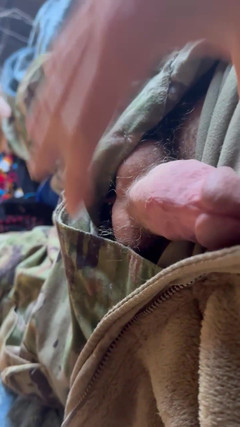 Gay Soldier Stuff: Il soldato dell'esercito in uniforme si masturba e spara sperma...