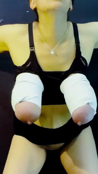 Tetas atadas, elástico blanco