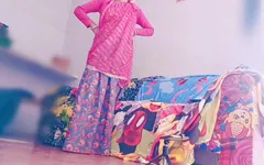 Người giúp việc ấn độ ở nhà một mình làm tình với ông chủ của cô ấy với lý do rửa bát