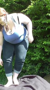 Grossa com peitos enormes fodida por swingers ao ar livre!