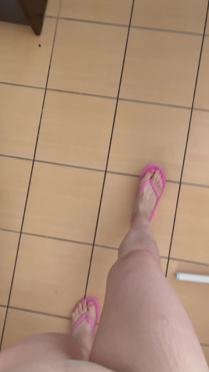 Feet: 第一人称视角：人字拖行走的声音