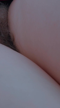 Milf caliente con lápiz labial rojo se masturba con un consolador. Coño peludo de cerca
