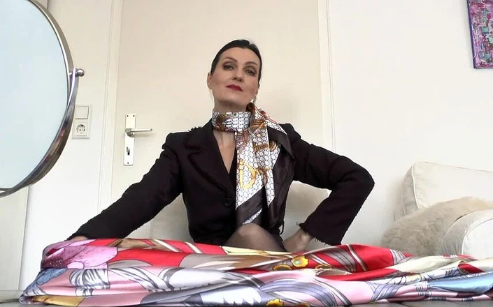 Lady Victoria Valente: 5 chiếc khăn cổ satin mới thanh lịch cho một...