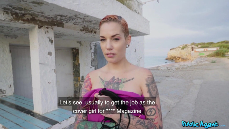 Public Agent: Public Agent - chica en topless tatuada Silvia Rubi lo ama...
