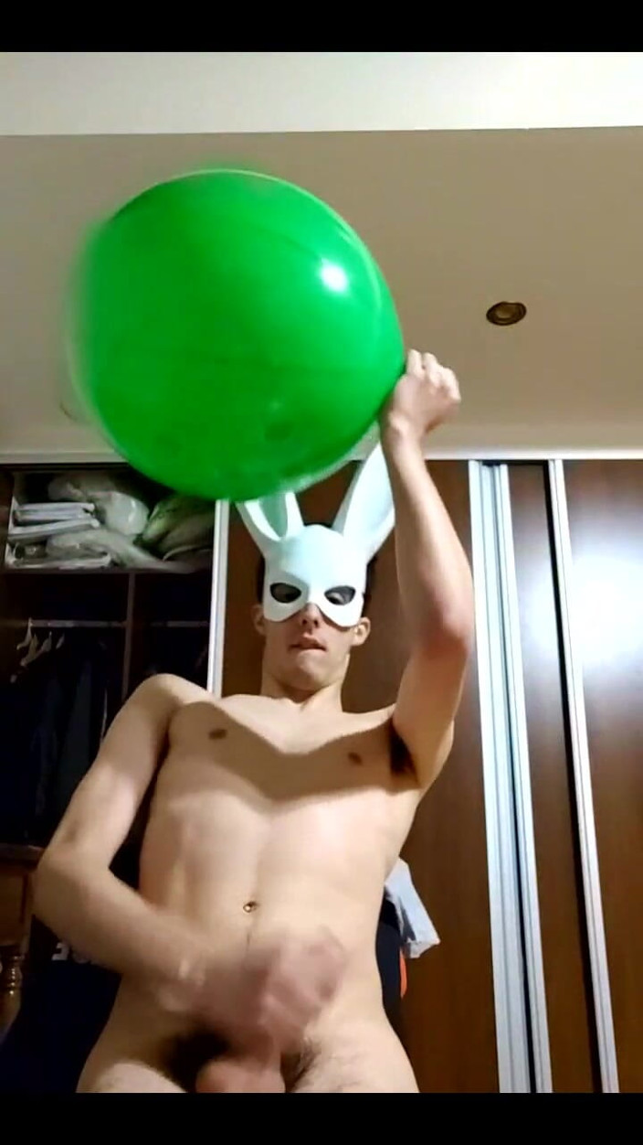 Floatie Boy: Bunny Looner mamando grandes globos mientras se masturba en la...