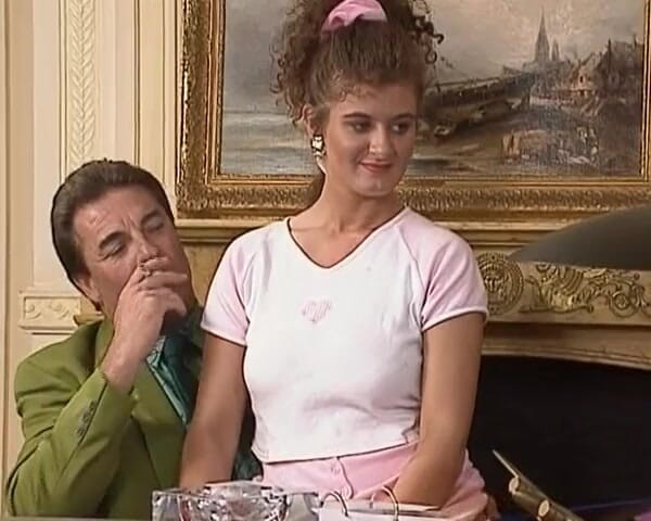 Busty German Sluts: La segretaria tedesca culona fa un deepthroat al capo