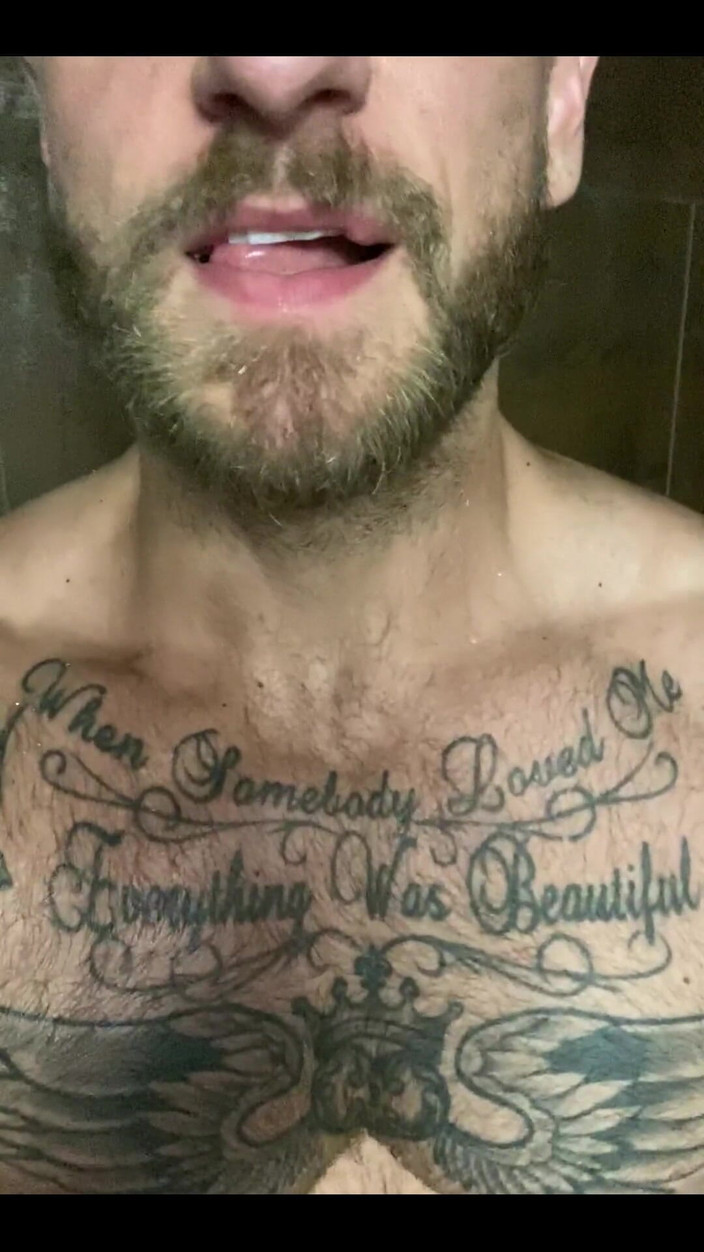 Leo Bayne: शॉवर वीर्य के खेल में चारों ओर चुदाई