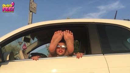 Smokin Fetish: Foot fetiš v autě se sexy teenagerkou