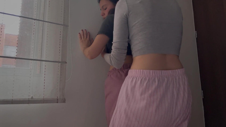 scarlettandc: Wyjaśniam żonie mojego przyrodniego brata, jak uprawiać seks lesbijski