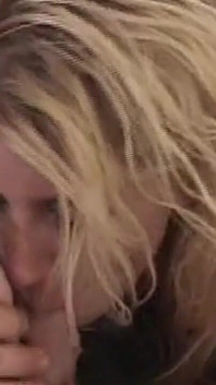 Sexy blondine nimmt einen kleinen schwanz tief in ihren hals