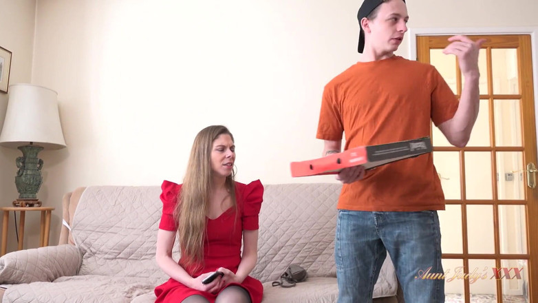 Aunt Judy's XXX: AuntjudysXXX - miLF alta alice maze paga il ragazzo della pizza...