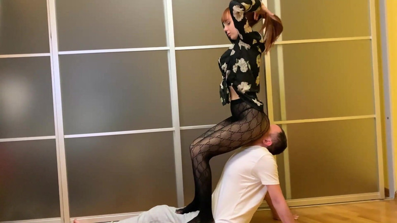 Petite Princesses Femdom: Heet tenger meisje zittend op gezicht in visnetpanty en hoofd...