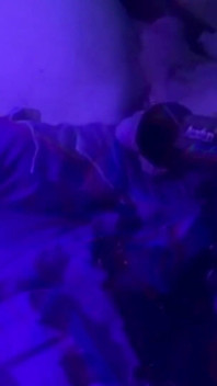 S1uttranspup nimmt einen 9-Zoll-dildo in einem schwarz beleuchteten Raum