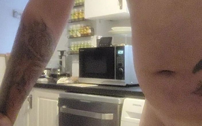 Garywhore: Tesão de garoto masturbando, gozando sobre o balcão da cozinha &amp;lambendo
