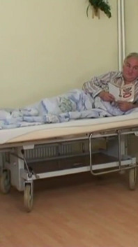 Незважаючи на те, що його госпіталізували, старий джентльмен жадає свіжої кицьки
