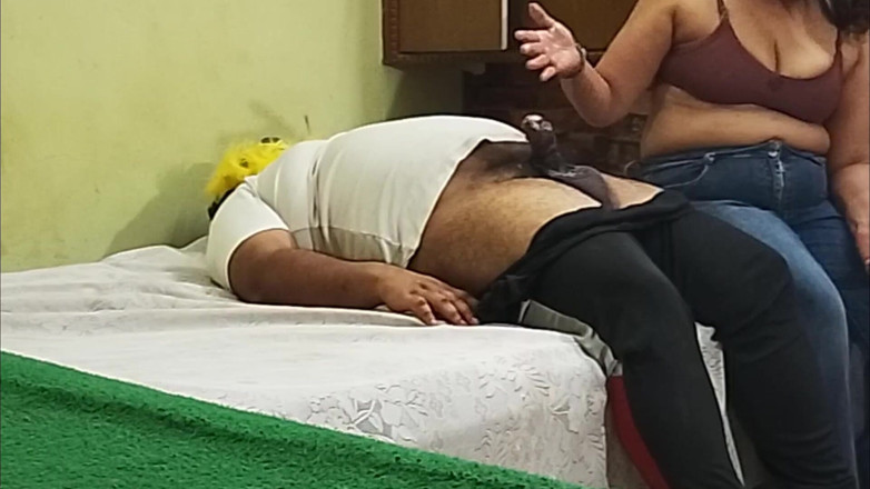aliabegum: Moja przyrodnia siostra daje mi seks oralny i spuszczam się...