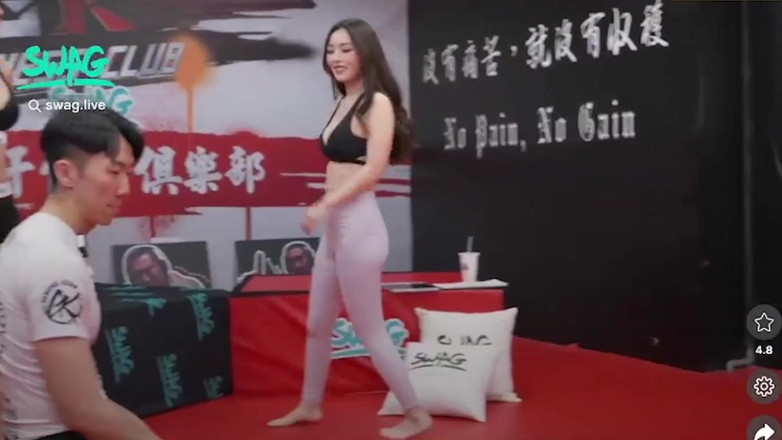 SWAG.live: Asyalı yetişkin canlı yayın, spor salonunda seksi yarışmalar.